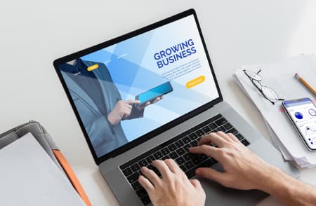 Работающий ноутбук с заставкой Growing Business